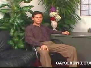 Homosexual de jos exposes însuși