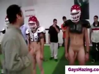 Hetro juveniles i bërë në luaj lakuriq football nga homos
